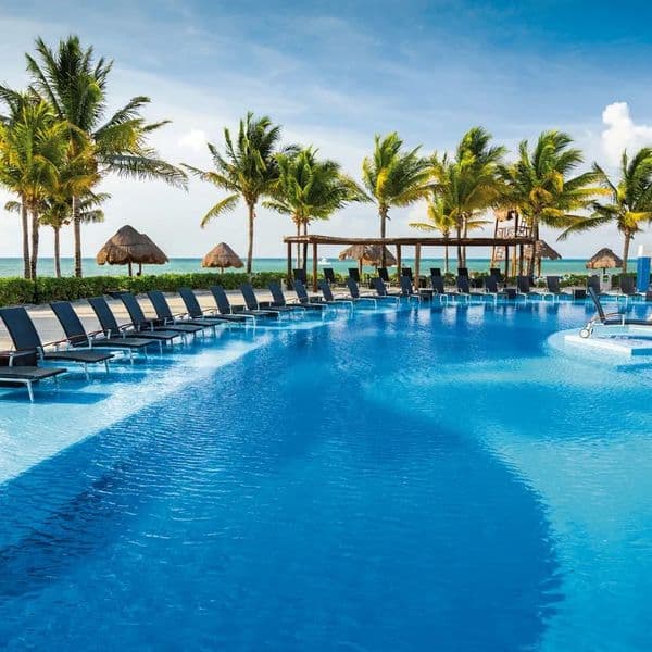 BlueBay Grand Esmeralda